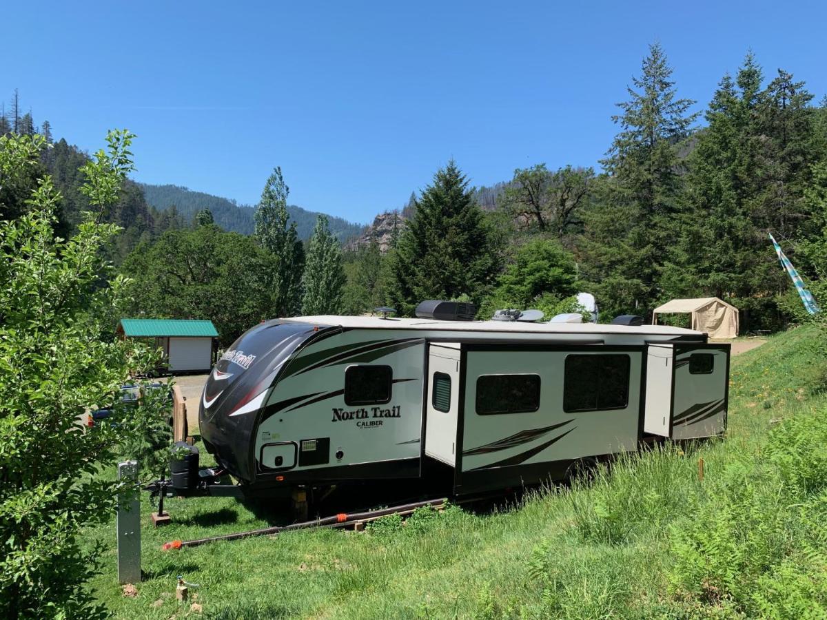 Umpqua'S Last Resort - Wilderness Cabins, Rv Park & Glamping Idleyld Park Exterior photo