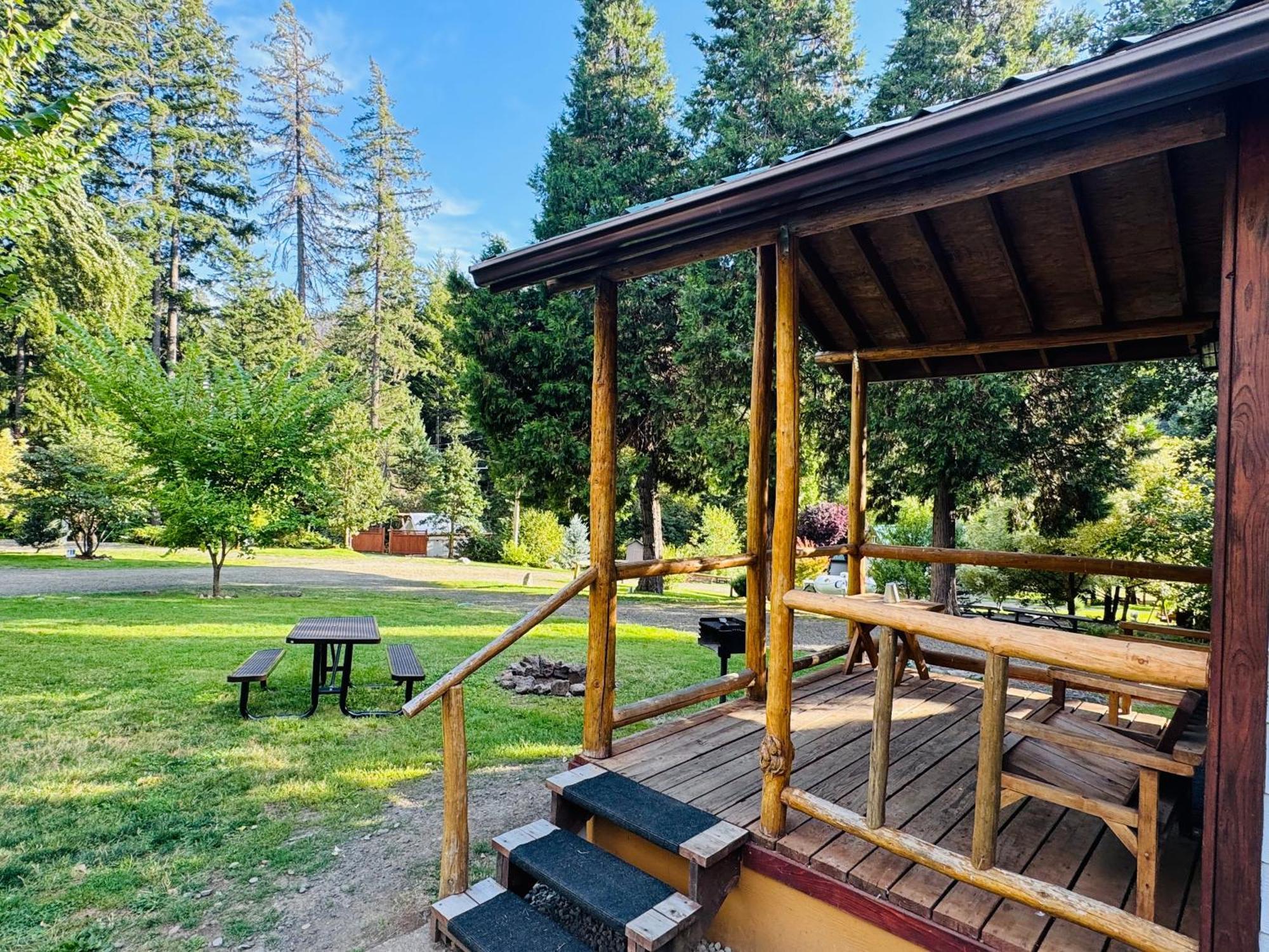Umpqua'S Last Resort - Wilderness Cabins, Rv Park & Glamping Idleyld Park Exterior photo