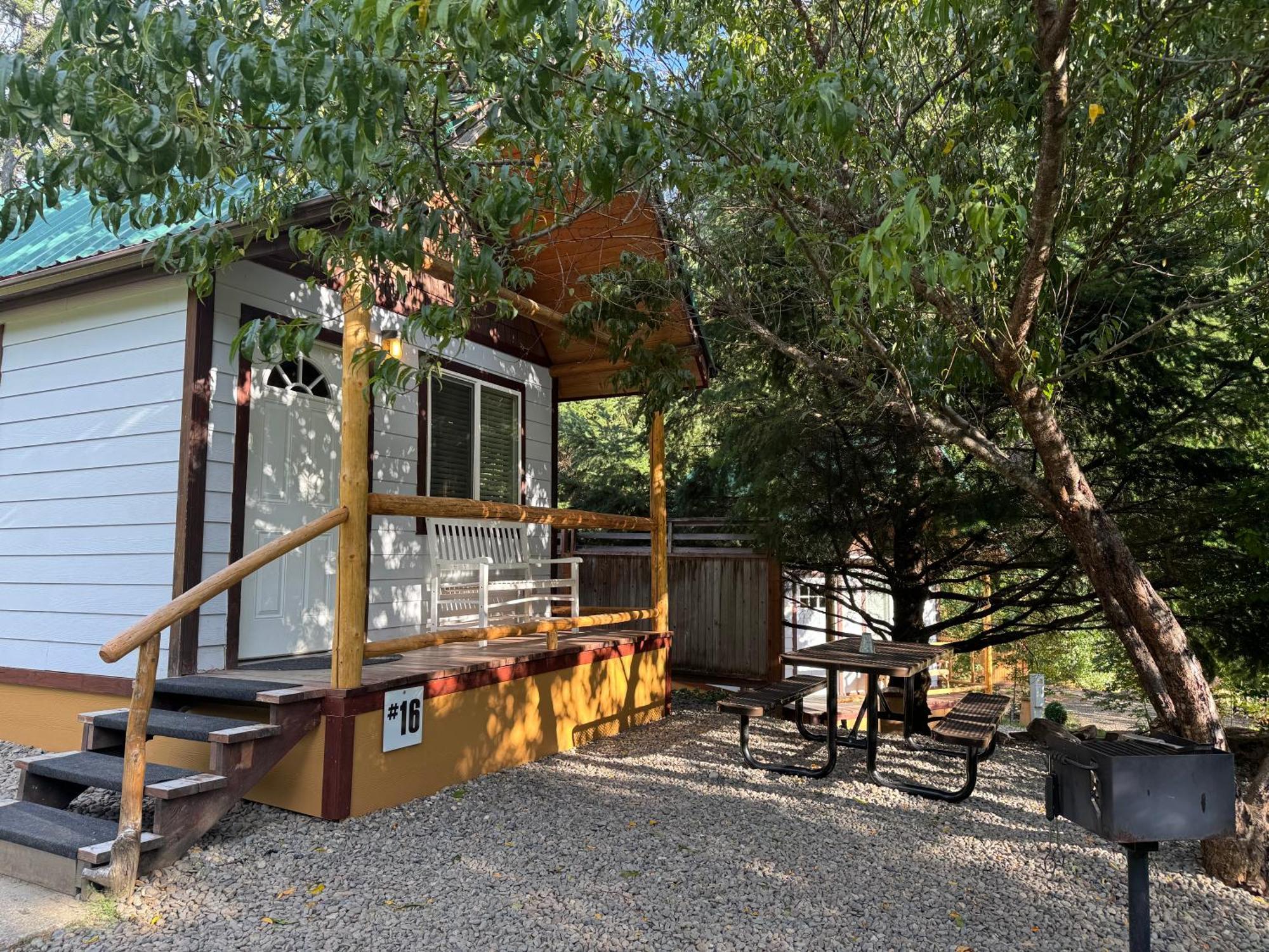 Umpqua'S Last Resort - Wilderness Cabins, Rv Park & Glamping Idleyld Park Exterior photo